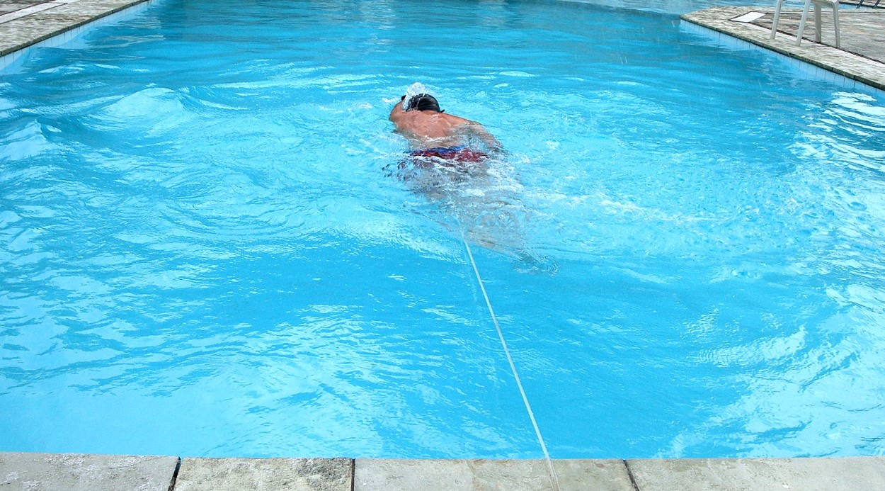 cinto de natação de PU tracionando na piscina