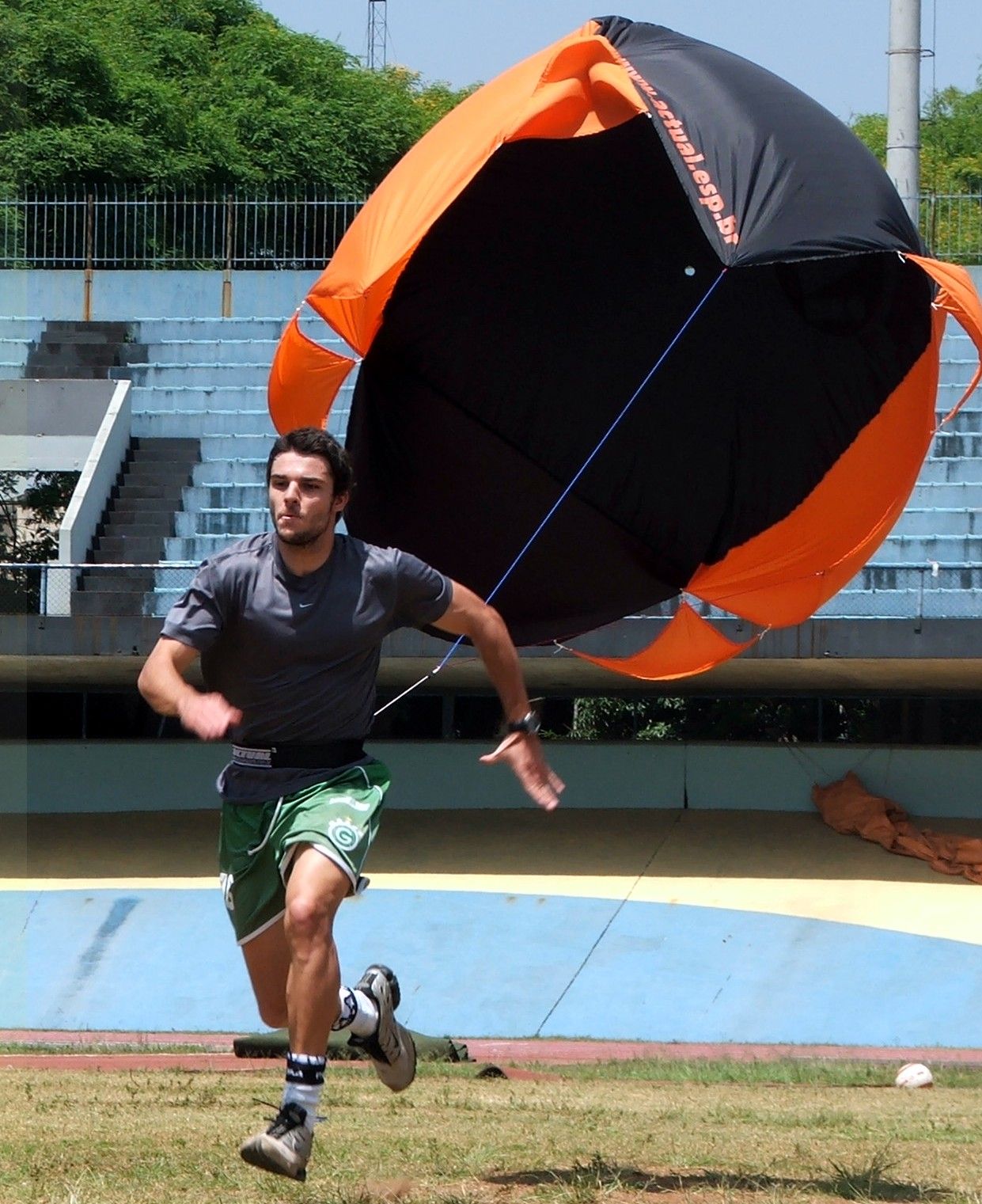 paraquedas corridas em treino intenso no estádio Ícaro de Castro Mello