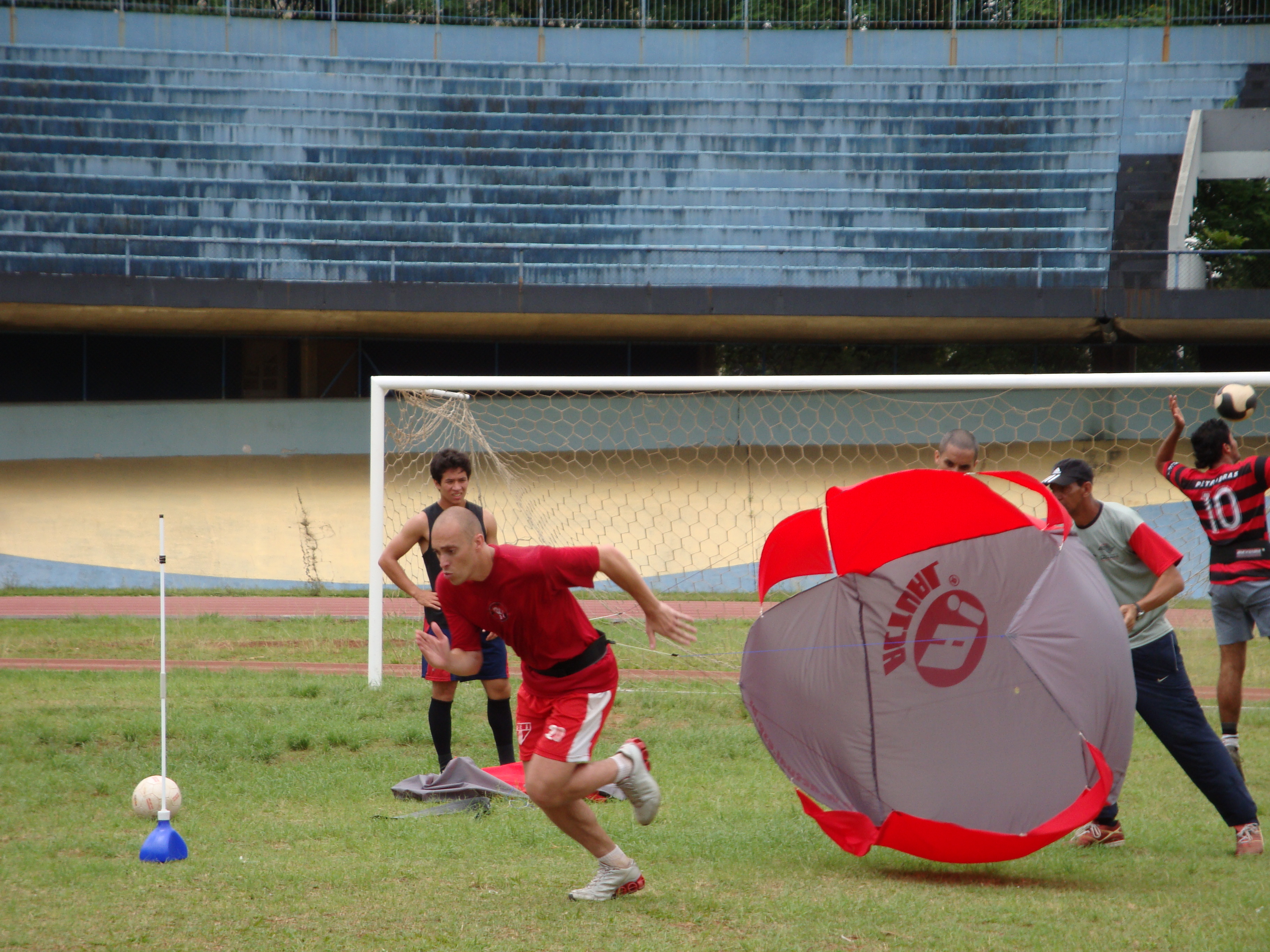 paraquedas em treinamento de futebol profissional