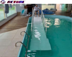 piscina Apae Palma com a Rampa Actual detalhe do professor em cadeira