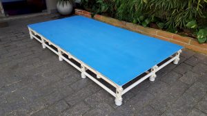 plataforma de piscina Actual 2x1 com sobreplaca plástica antiderrapante azul