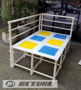 Grades em L na plataforma 2x1 com decoração adesiva