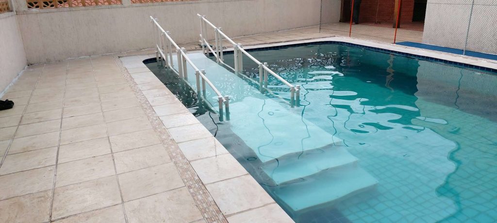 rampa para piscina Actual com degrau no terminal em clinica de fisioterapia SP