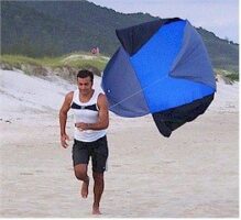 Paraquedas em treinamento na areia Paraquedas em treinamento na areia