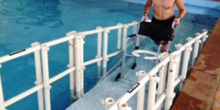 Rampa para piscina Actual® na APAE SRPQ - cadeira subindo Rampa para piscina Actual® na APAE SRPQ - cadeira subindo