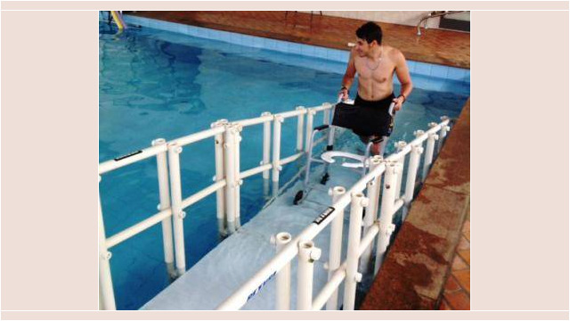 Rampa para piscina Actual® na APAE SRPQ - cadeira subindo Rampa para piscina Actual® na APAE SRPQ - cadeira subindo