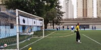 Faixa de alvo de tiro ao gol (rede com alvos demarcados) em trave de futebol oficial - treino de pontaria dos jogadores combinado com treino de goleiro usando o cinto de tração lateral Faixa de alvo de tiro ao gol (rede com alvos demarcados) em trave de futebol oficial - treino de pontaria dos jogadores combinado com treino de goleiro usando o cinto de tração lateral