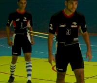 Treinamento com o cinto de tração Actual duplo em quadra esportiva Treinamento com o cinto de tração Actual duplo em quadra esportiva