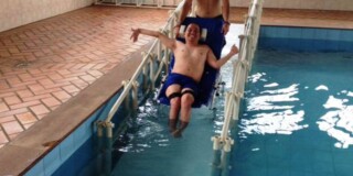 APAE SRPQ cadeirante descendo a rampa assistido por profissional APAE SRPQ cadeirante descendo a rampa assistido por profissional