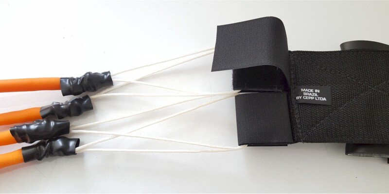 Sistema de Fechamento Triplo de Velcro - Segurança na fixação dos elásticos no cinto. Facilidade na substituição. Sistema de Fechamento Triplo de Velcro - Total segurança na fixação dos elásticos no cinto, permitindo facilmente sua substituição.