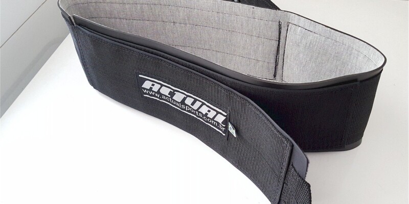 • Estrutura em fitas sintéticas de alta durabilidade 
• velcro de 4" com super aderência, e forração em espuma de 3mm com células fechadas, proporcionando muito mais conforto durante os exercícios. Velcro de 4", Forração de células fechadas e alça de liberação rápida.