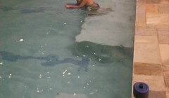 plataforma 2x1 em aula de natação infantil plataforma 2x1 em aula de natação infantil