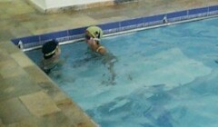 plataforma crianças sobre plataforma em aula de natação plataforma crianças sobre plataforma em aula de natação