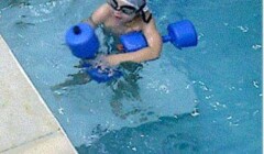 plataforma 1x1 em aula de natação infantil plataforma 1x1 em aula de natação infantil