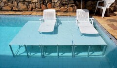 plataformas de piscina Actual 2x1 em praia na piscina com espreguiçadeira plataformas de piscina Actual 2x1 em praia na piscina com espreguiçadeira