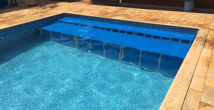 piscina Actual em praia de 2 escalas - com sobreplaca colorida e proteção lateral - cortesia cliente piscina Actual em praia de 2 escalas - com sobreplaca colorida e proteção lateral - cortesia cliente
