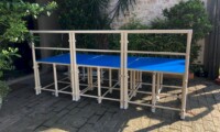 Conjunto com três plataformas 1x1 com grade frontal e sobre-placa colorida como piso Conjunto com três plataformas 1x1 com grade frontal e sobre-placa colorida como piso