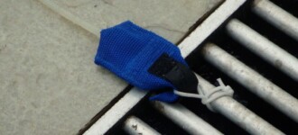 Fixação do cinto de natação de PU na grelha da borda da piscina Fixação do cinto de natação de PU na grelha da borda da piscina