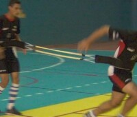 O cinto de tração duplo convencional tem as medidas de alongamento combinada com tração para curto percurso. Assim facilita a utilização em quadras, cuja dimensão é curta. Imagem de treino em ginásio do Conjunto Desportivo Constâncio Vaz Guimarães, no Ibirapuera, São Paulo, Brasil. O cinto de tração duplo convencional tem as medidas de alongamento combinada com tração para curto percurso. Assim facilita a utilização em quadras, cuja dimensão é curta. Imagem de treino em ginásio do Conjunto Desportivo Constâncio Vaz Guimarães, no Ibirapuera, São Paulo, Brasil.