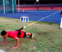 As opções de uso com o equipamento tracionado são infinitas. Especialmente quando combinado com gestos esportivos e outros exercícios. Aqui um atleta orientado pelo professor Beto Portella executa uma flexão de braços combinada com exercícios tracionados. As opções de uso com o equipamento tracionado são infinitas. Especialmente quando combinado com gestos esportivos e outros exercícios. Aqui um atleta orientado pelo professor Beto Portella executa uma flexão de braços combinada com exercícios tracionados.