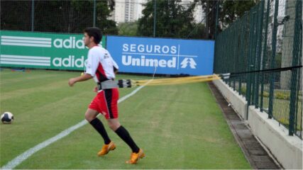 cinto de tração prata em uso individual em treino com bola cinto de tração prata em uso individual em treino com bola