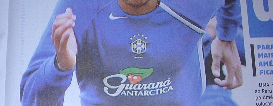 jornal agora 2005 treino luis fabiano com cinto de tracao preparacao copa das confederações O cinto de tração duplo é um equipamento fácil de configurar e utilizar. O Atleta que traciona só precisa estar focado em tracionar ao comando e orientação do colega que controla a tração, que estará regulando a resistência e deslocamento do conjunto. Na foto, outro momento consagrado, quando a seleção brasileira se preparava para disputar a copa das confederações na Alemanha, em 2005 quando o Brasil saiu campeão.