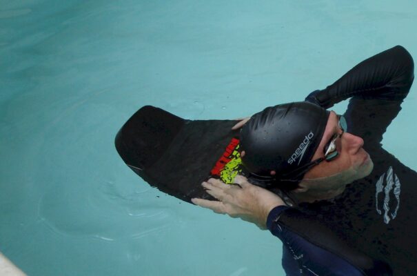 Prancha de Natação modelo Curle apoiando nado de costas Prancha de Natação modelo Curle apoiando nado de costas