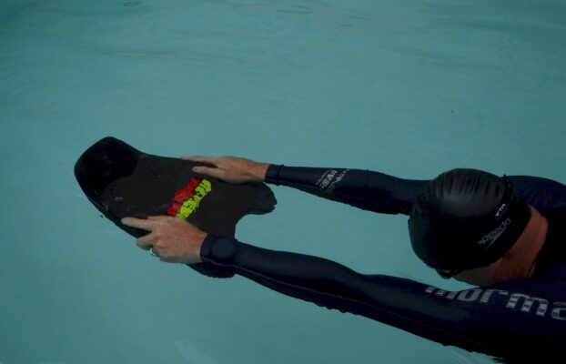 Prancha de Natação modelo Curle em apoio a nado frontal Prancha de Natação modelo Curle em apoio a nado frontal