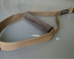 detalhe da manopla com grip aderente do treino suspenso Actual detalhe da manopla com grip aderente do treino suspenso Actual