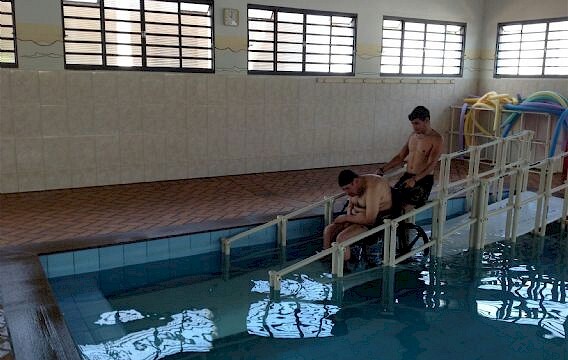 Rampa para piscina Actual® na APAE SRPQ - extensão completa Rampa para piscina Actual® na APAE SRPQ - extensão completa