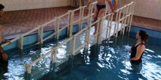 rampa Apae Santa Rita com criança descendo rampa Apae Santa Rita com criança descendo