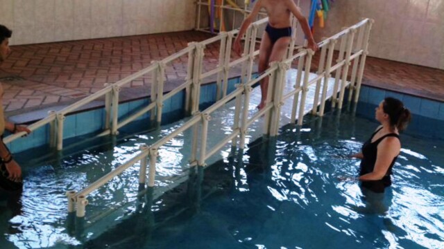 rampa Apae Santa Rita com criança descendo rampa Apae Santa Rita com criança descendo