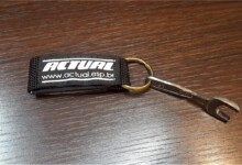 A chave de fixação vem acompanhada por um chaveiro, para estar sempre acompanhando a embalagem do gol. chave de fixação de gol caixote