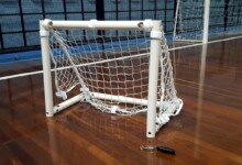 A rede deve ser instalada começando pela parte superior, abraçando os postes com as alças de velcro. Instalando a Rede