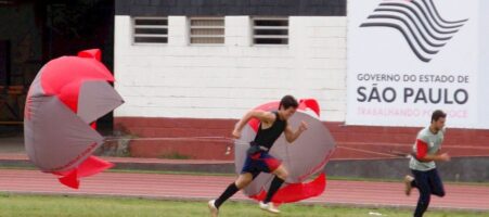 paraquedas corridas no campo paraquedas corridas no campo