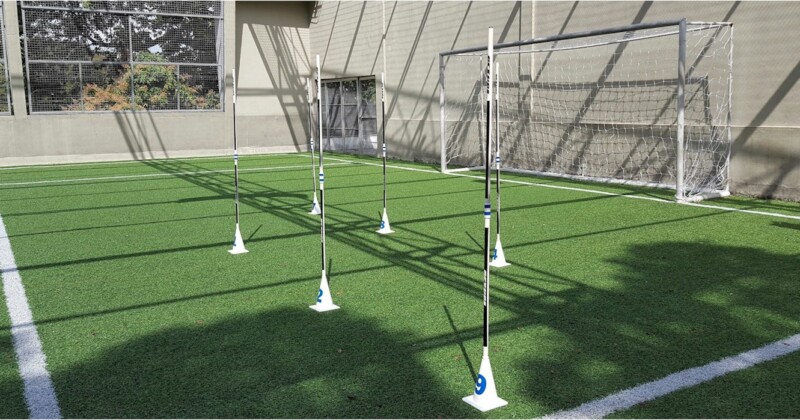 baliza universal Actual em campo sintético com gol 5x2m baliza universal Actual em campo sintético com gol 5x2m