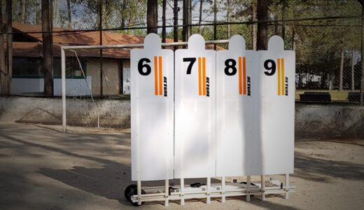 Barreira de treinamento de cobrança de faltas Actual com 4 bonecos no campo de areia Barreira de treinamento de cobrança de faltas Actual com 4 bonecos no campo de areia