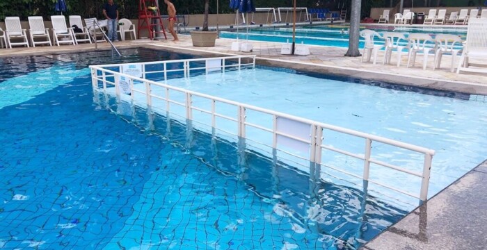 piscina em clube com área de plataformas Actual de baixa profundidade piscina em clube com área de plataformas Actual de baixa profundidade