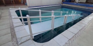 rampa para acesso à piscina Actual em clínica de fisioterapia em SP rampa para acesso à piscina Actual em clínica de fisioterapia em SP