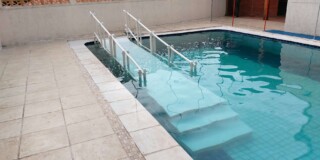 rampa para piscina Actual com degrau no terminal em clinica de fisioterapia SP rampa para piscina Actual com degrau no terminal em clinica de fisioterapia SP